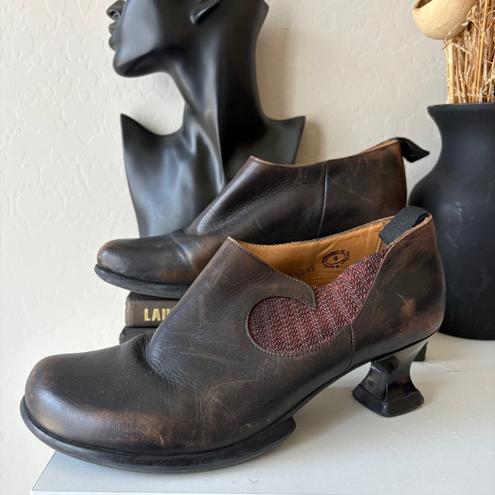 John Fluevog Wearever Kiitos Leather Booties Brown Sculptural Heel Boot Size 9